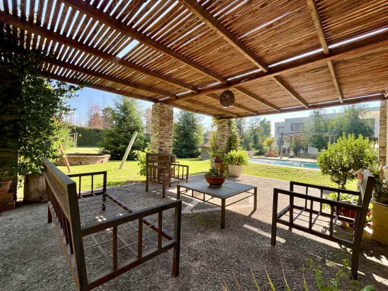 Amplia Casa Mediterranea en Condominio Consolidado