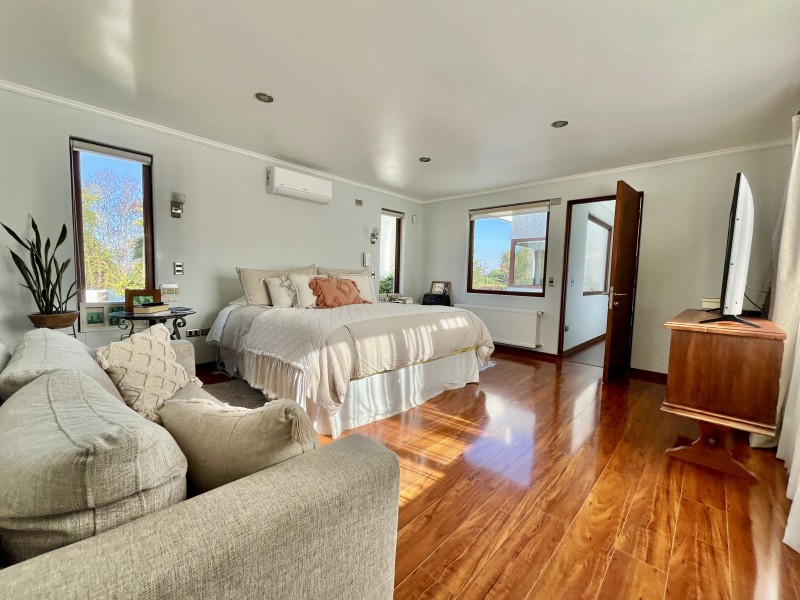 Amplia Casa Mediterranea en Condominio Consolidado