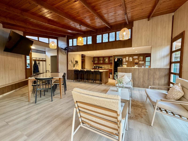 Amplia Casa Con Excelente Ubicación en las Araucarias