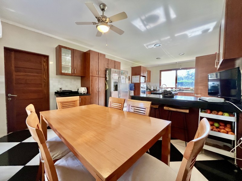 Amplia Casa Mediterranea en Condominio Consolidado