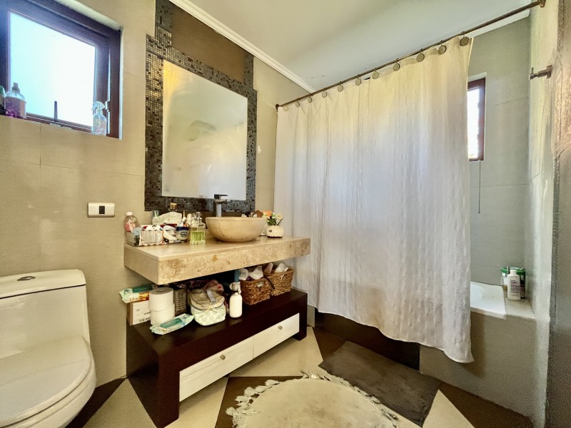 Amplia Casa Mediterranea en Condominio Consolidado