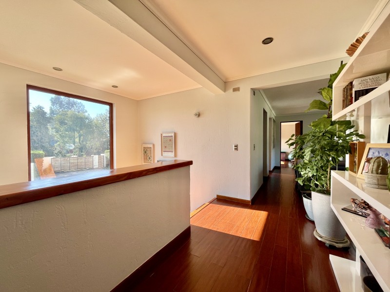 Amplia Casa Mediterranea en Condominio Consolidado