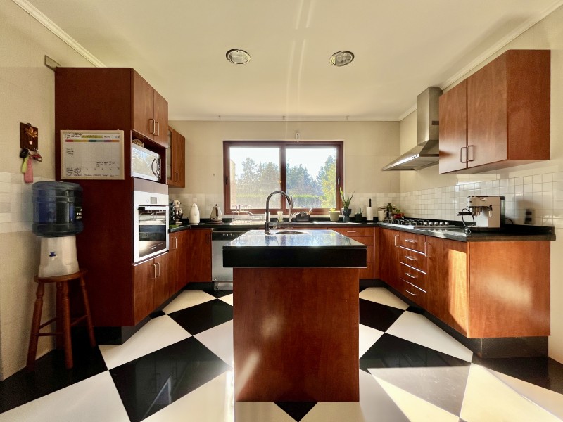 Amplia Casa Mediterranea en Condominio Consolidado