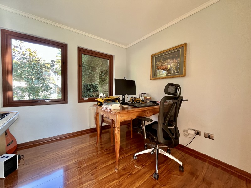 Amplia Casa Mediterranea en Condominio Consolidado