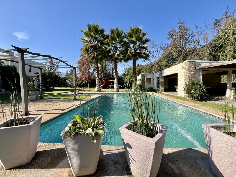 Amplia Casa Mediterranea en Condominio Consolidado