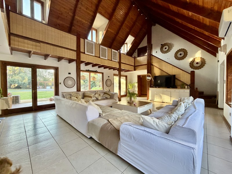 Amplia Casa Con Excelente Ubicación en las Araucarias