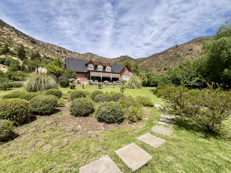 Amplia y acogedora casa en condominio consolidado