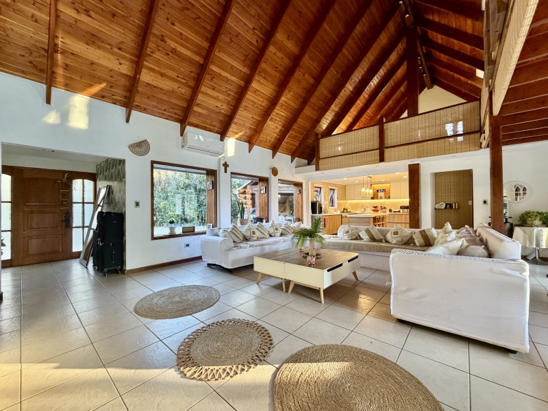 Amplia Casa Con Excelente Ubicación en las Araucarias