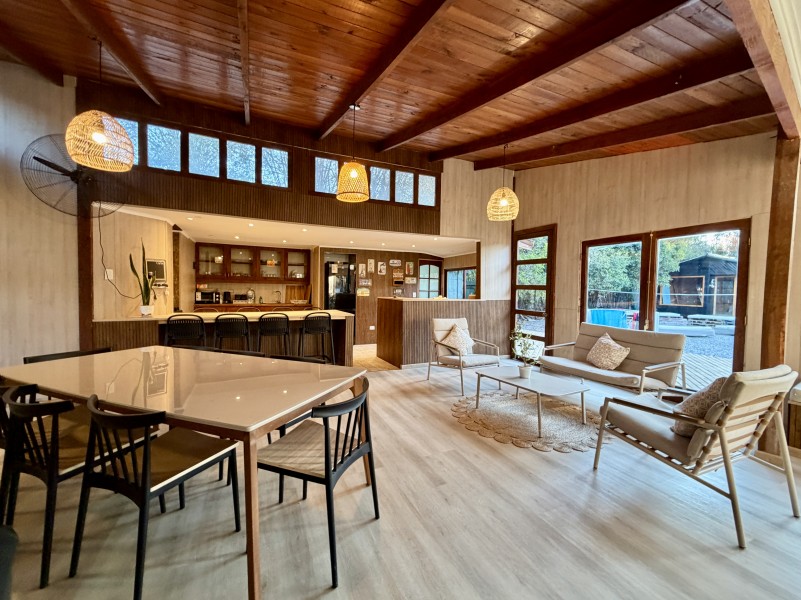 Amplia Casa Con Excelente Ubicación en las Araucarias