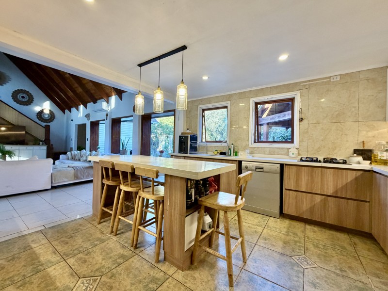 Amplia Casa Con Excelente Ubicación en las Araucarias