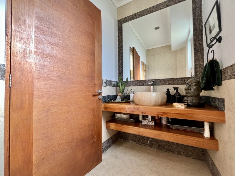 Amplia Casa Mediterranea en Condominio Consolidado