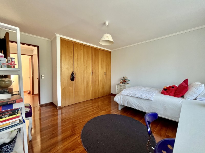 Amplia Casa Mediterranea en Condominio Consolidado