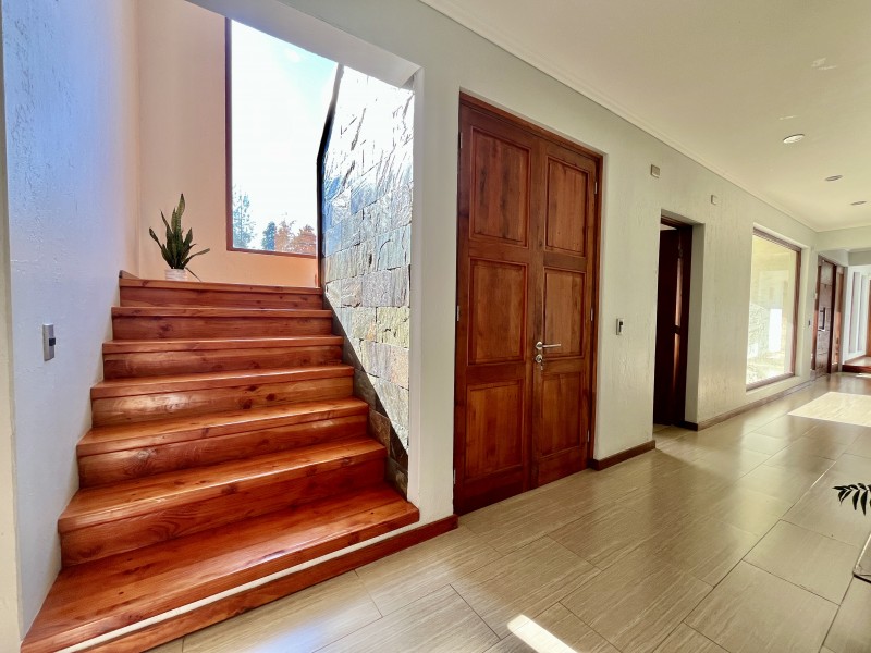 Amplia Casa Mediterranea en Condominio Consolidado