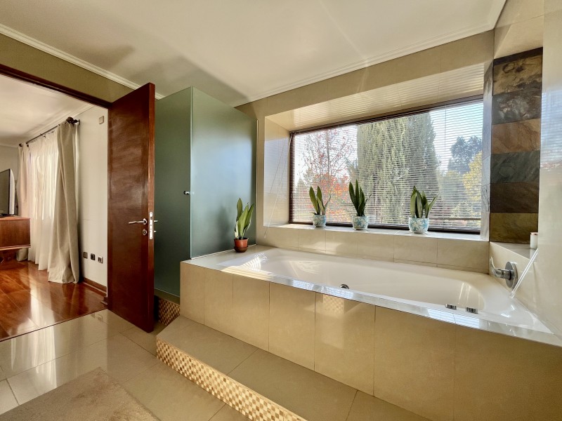 Amplia Casa Mediterranea en Condominio Consolidado