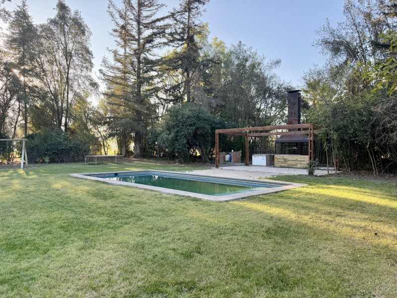 Amplia Casa Con Excelente Ubicación en las Araucarias
