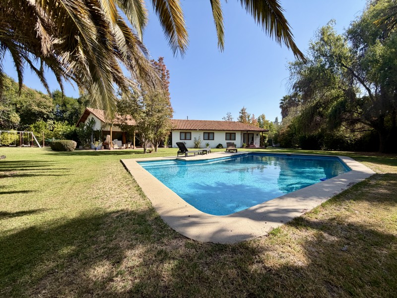 Linda y funcional casa remodelada en condominio consolidado
