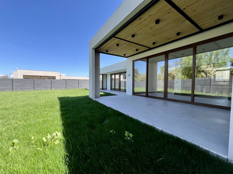 Linda casa mediterranea nueva en condominio en Alto Jahuel