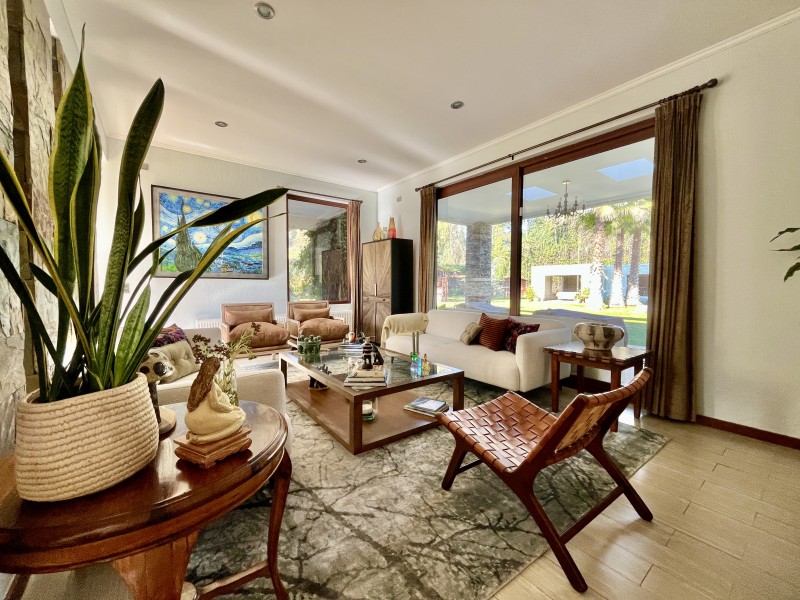 Amplia Casa Mediterranea en Condominio Consolidado