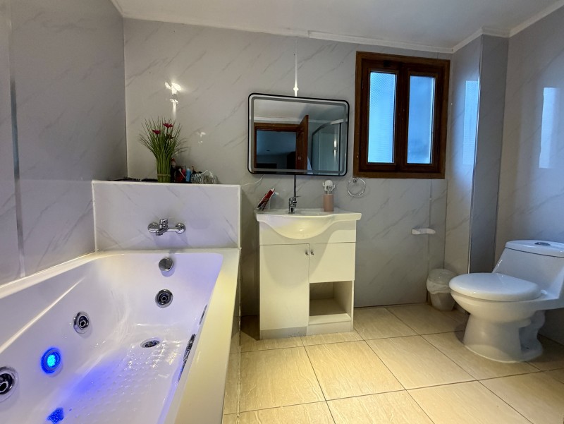 Amplia Casa Con Excelente Ubicación en las Araucarias
