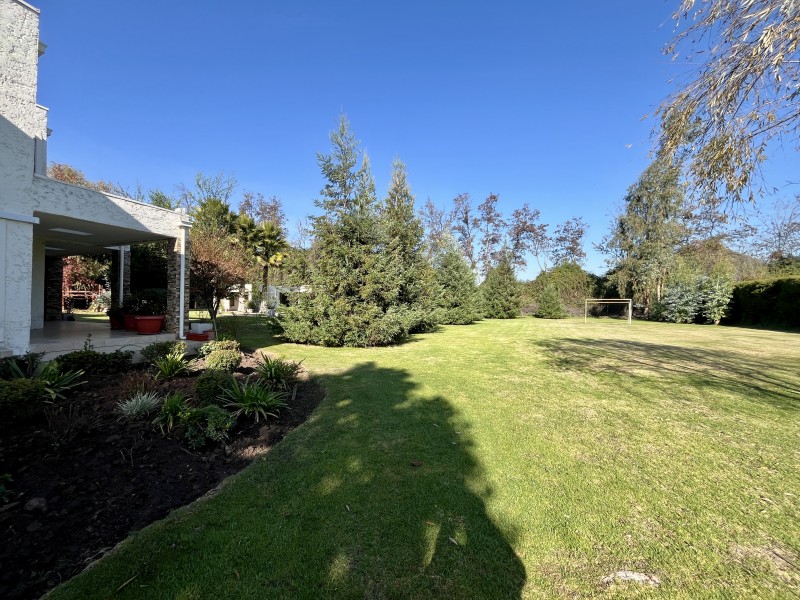 Amplia Casa Mediterranea en Condominio Consolidado