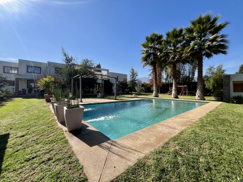 Amplia Casa Mediterranea en Condominio Consolidado