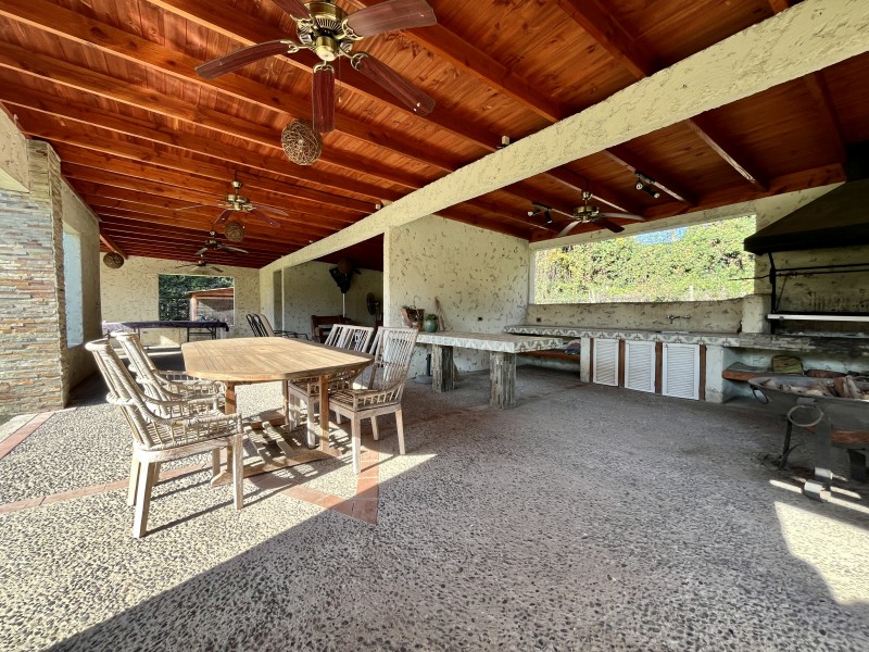 Amplia Casa Mediterranea en Condominio Consolidado