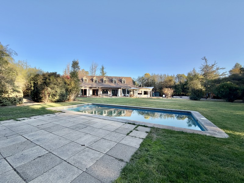 Amplia Casa Con Excelente Ubicación en las Araucarias