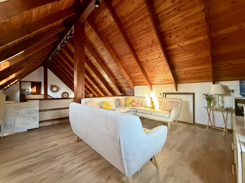 Amplia Casa Con Excelente Ubicación en las Araucarias