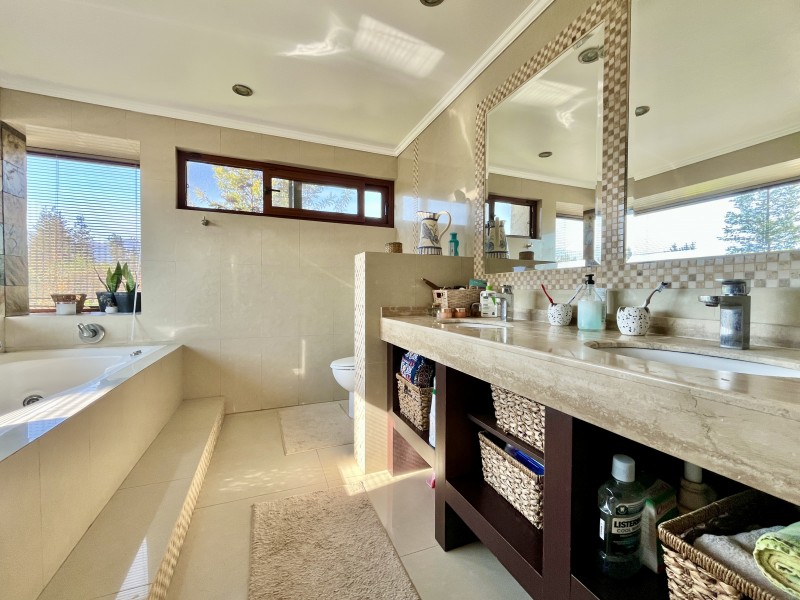 Amplia Casa Mediterranea en Condominio Consolidado