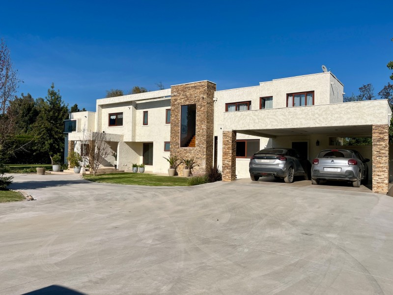 Amplia Casa Mediterranea en Condominio Consolidado