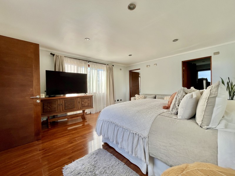 Amplia Casa Mediterranea en Condominio Consolidado