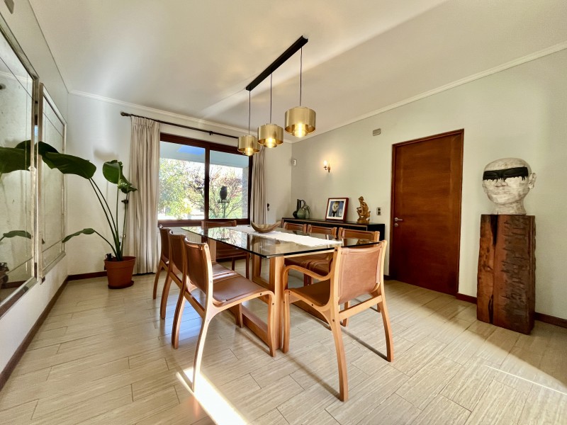 Amplia Casa Mediterranea en Condominio Consolidado