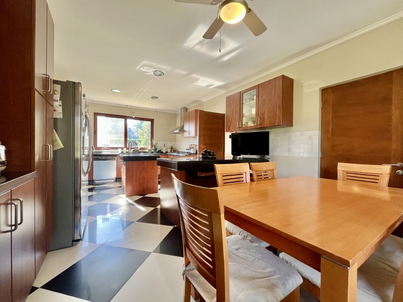 Amplia Casa Mediterranea en Condominio Consolidado