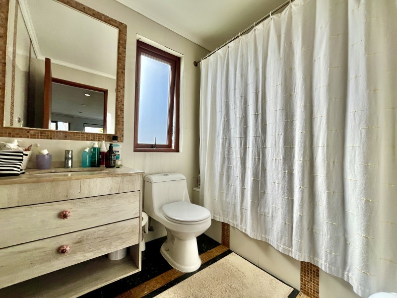 Amplia Casa Mediterranea en Condominio Consolidado