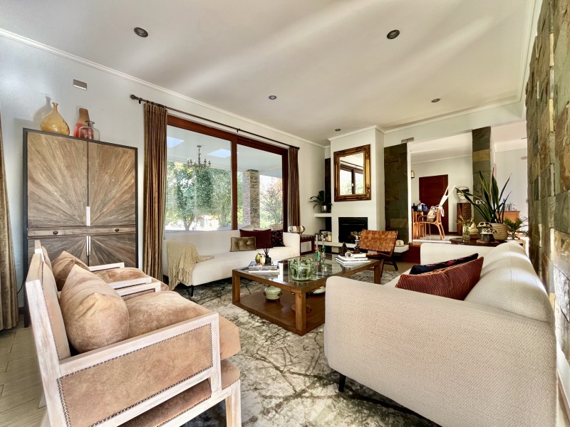 Amplia Casa Mediterranea en Condominio Consolidado