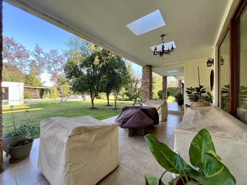 Amplia Casa Mediterranea en Condominio Consolidado