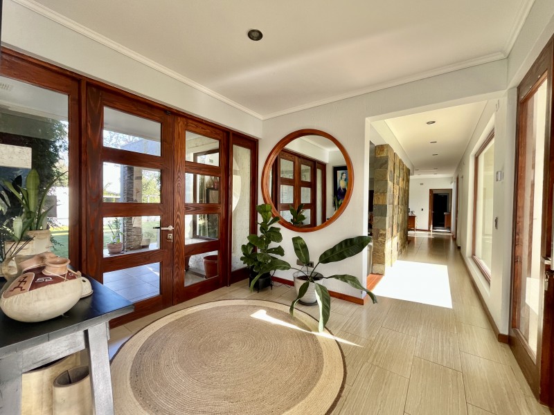 Amplia Casa Mediterranea en Condominio Consolidado