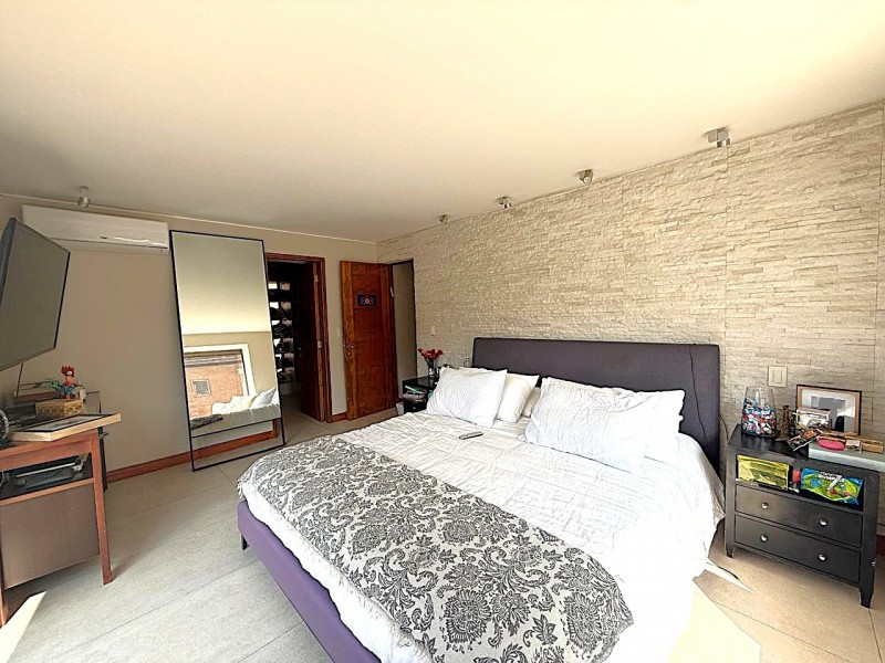 Casa 5D en Valle Monasterio | 380 M² Terreno | Piscina y 3 N