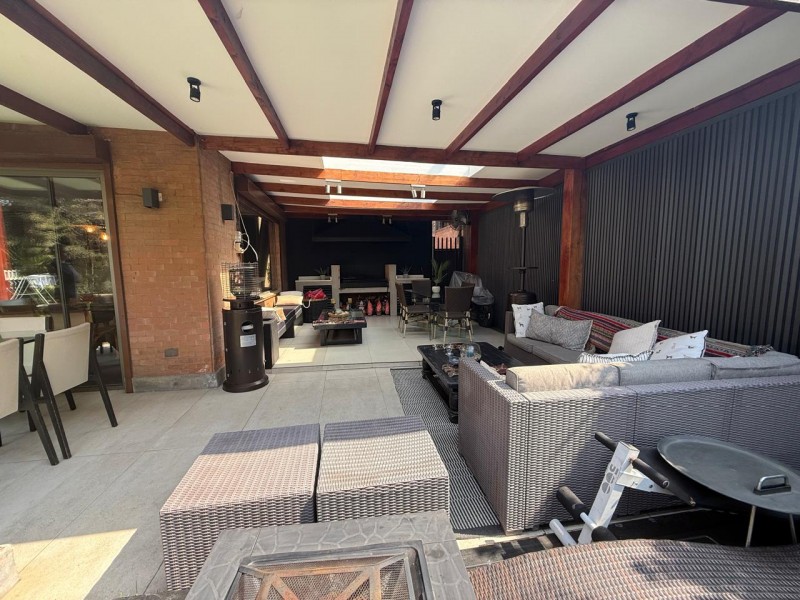 Casa 5D en Valle Monasterio | 380 M² Terreno | Piscina y 3 N