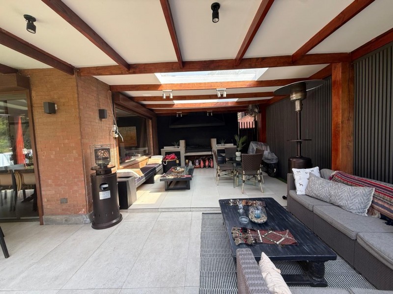 Casa 5D en Valle Monasterio | 380 M² Terreno | Piscina y 3 N