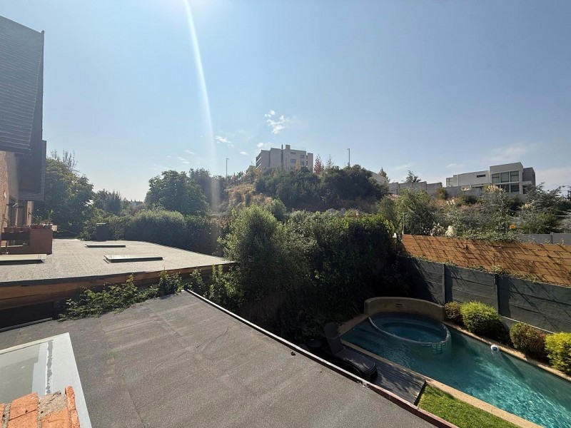 Casa 5D en Valle Monasterio | 380 M² Terreno | Piscina y 3 N