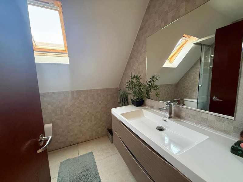 Casa 5D en Valle Monasterio | 380 M² Terreno | Piscina y 3 N