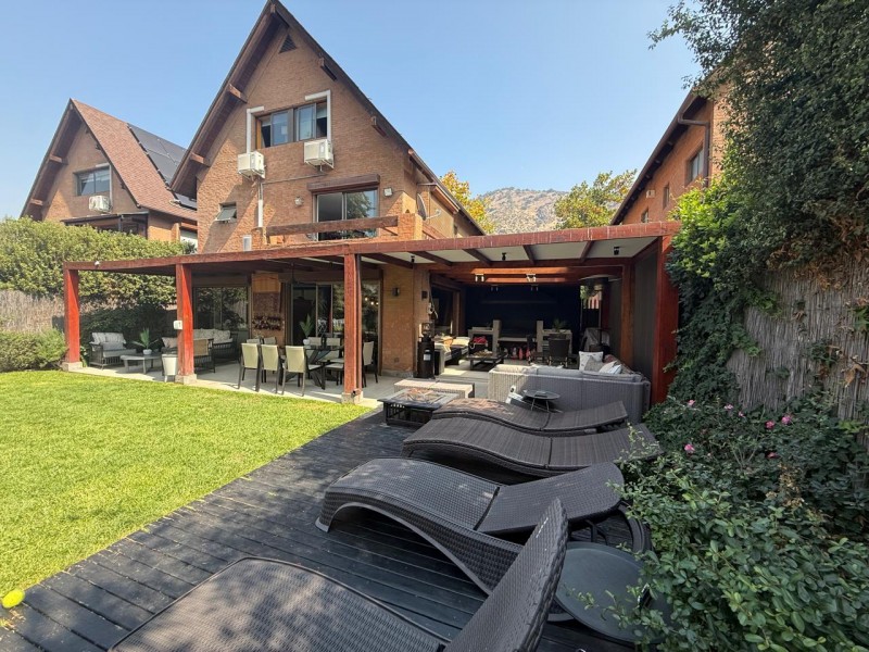 Casa 5D en Valle Monasterio | 380 M² Terreno | Piscina y 3 N