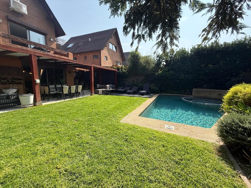 Casa 5D en Valle Monasterio | 380 M² Terreno | Piscina y 3 N