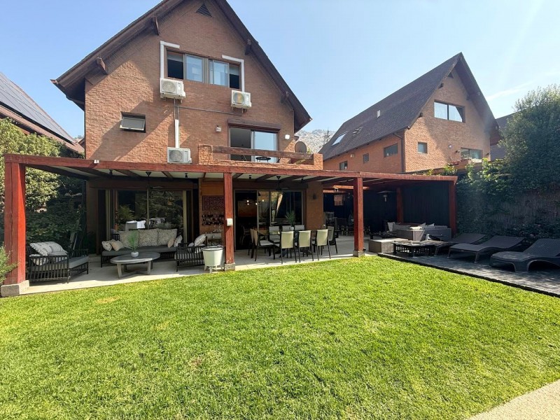 Casa 5D en Valle Monasterio | 380 M² Terreno | Piscina y 3 N