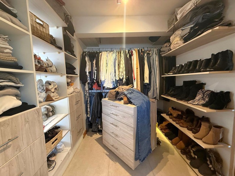 Casa 5D en Valle Monasterio | 380 M² Terreno | Piscina y 3 N