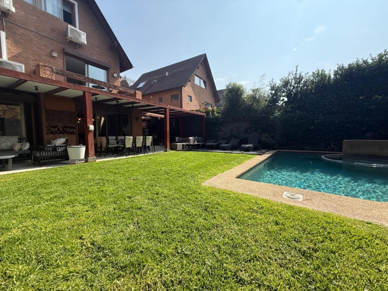 Casa 5D en Valle Monasterio | 380 M² Terreno | Piscina y 3 N