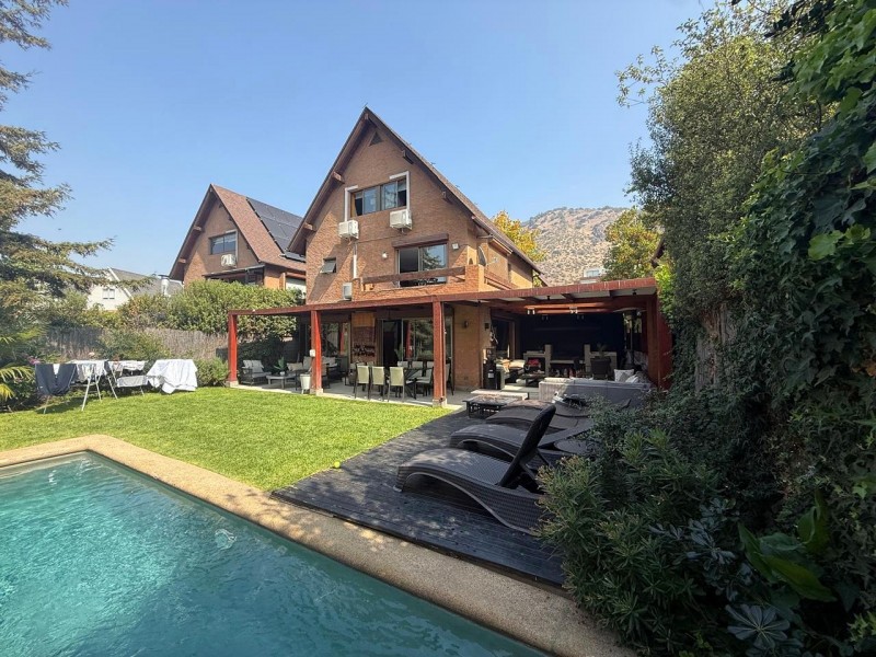 Casa 5D en Valle Monasterio | 380 M² Terreno | Piscina y 3 N