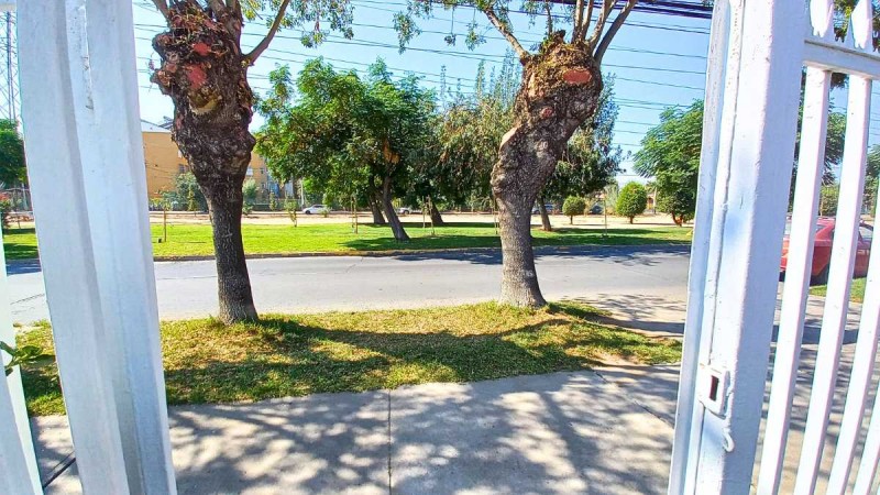 Casa Avenida en Venta | Estacionamiento | Metro Laguna Sur (