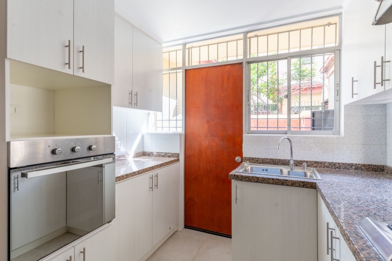 Se Vende Casa en 2 Norte Viña del Mar 4D 4B